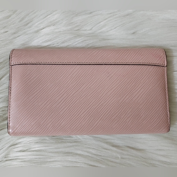 ❌SOLD❌ 🩷LV Twist🩷 - Picture 4 of 16